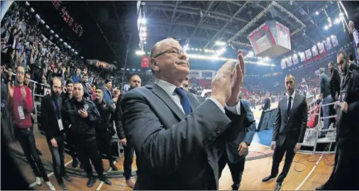  ??  ?? Dusan Ivkovic aplaude al público del Anadolu Efes, el último equipo al que dirigió antes de jubilarse.