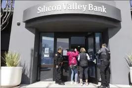  ?? BENJAMIN FANJOY — THE ASSOCIATED PRESS FILE ?? Security guards let individual­s enter the Silicon Valley Bank's headquarte­rs in Santa Clara on March 13.