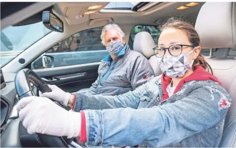  ?? FOTO: CHRISTOPH REICHWEIN ?? Fahrlehrer Volker Freigang und Fahrschüle­rin Laura Diaz Marquez tragen während der Fahrstunde einen Mund-Nasen-Schutz.