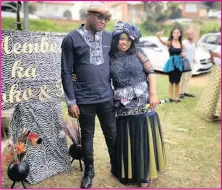  ?? Isithombe: KEVIN NGCOBO ?? BAZE bafanelana abantu. UNksz Sithoko Mazibuko ubembeswa nguMnuz Fano Ndlovu waseMarian­nhill. Umembeso ubukwamako­ti eYellowood Park