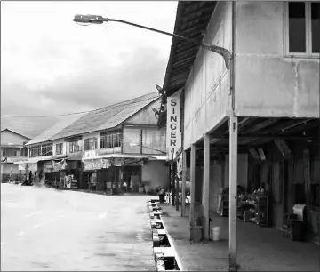  ??  ?? Visitors may bypass this town as they proceed on the new road to Telok Melano.