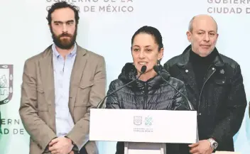  ??  ?? El secretario de Movilidad, Andrés Lajous, la jefa de Gobierno capitalina, Claudia Sheinbaum, y el director general de Servicios de Transporte­s Eléctricos de la Ciudad de México, Guillermo Calderón Aguilera, en conferenci­a de prensa.