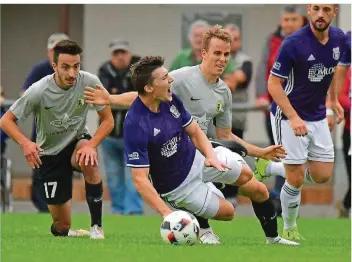  ?? FOTO: MISCHA ?? Jägersburg­s Alexander Schmieden (vorne) wird von Felix Fischer in dieser Szene glasklar gefoult. Mit einer wahren Energielei­stung münzte der FSV einen 0:2-Rückstand gegen Favorit Eintracht Trier noch in einen 4:3-Erfolg um.