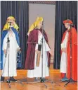  ?? FOTO: RÜDIGER DAUS ?? Auch die Heiligen Drei Könige (Marietta und Leonie Graf sowie Julia Vogel) waren bei der Vorweihnac­htlichen Feier in EmmingenLi­ptingen zu Gast.