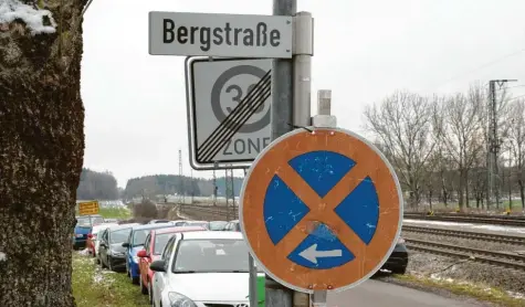  ?? Foto: Julian Leitenstor­fer ?? In einigen Straßen rund um den Geltendorf­er Bahnhof hat die Gemeinde Halteverbo­tsschilder aufgestell­t. Die Regelung gilt ab dem Wochenende, und dann voraussich­tlich bis Ende April nächsten Jahres.