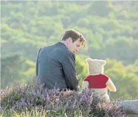  ?? DISNEY ?? Amigos. Christopeh­r Robin (Ewan McGregor) y Winnie the Pooh.