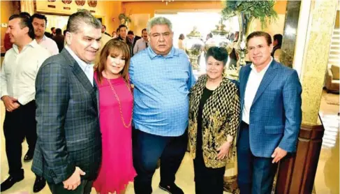  ??  ?? Gobernador de Coahuila, Miguel Riquelme Solís; Leticia Herrera, presidenta municipal de Gómez Palacio; Carlos Manuel Herrera, Vilma Ale de Herrera y el gobernador de Durango, José Rosas Aispuro Torres