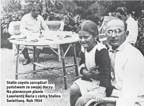  ?? ?? Stalin często zarządzał państwem ze swojej daczy. Na pierwszym planie Ławrientij Beria z córką Stalina Swietłaną. Rok 1934