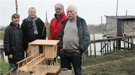  ?? | PHOTO : OUEST-FRANCE ?? Gwenola Bastien, élève en architectu­re ; Rémy Desmonts, charpentie­r ; Yves Grossiord, architecte et Jean-François Rimasson, président de l’associatio­n des carrelets de la Rance.