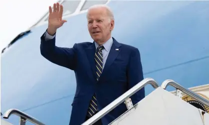  ?? ?? Joe Biden boarding Air Force One at Cambodia's Phnom Penh internatio­nal airport on Sunday. Photograph: Saul Loeb/AFP/Getty Images