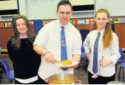  ??  ?? Yummy Pupils try Polish dish bigos