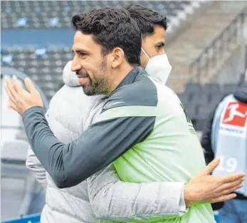  ?? FOTO: O.BEHRENDT/IMAGO IMAGES ?? Mit Bruder Sami auf dem Feld: Rani Khedira (vorn) zieht es von Augsburg nach Berlin.