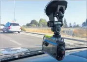  ?? [ Archiv ] ?? Dashcam, hier an einer Windschutz­scheibe.