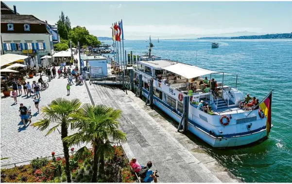  ?? Foto: Felix Kästle/dpa ?? Ein Passagiers­chiff an der Uferpromen­ade in Überlingen.
Die meisten ausländisc­hen Touristen kommen aus der Schweiz.