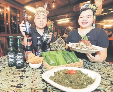  ??  ?? Corporate Communicat­ions Manager of Heineken Malaysia Berhad Ng Eng Kiat (right) and Lepau Restaurant chef and owner Livan Lah, showcase the beer and food. – Photos by Chimon Upon