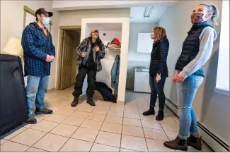  ?? Herald photo by Ian Martens ?? Artists Lou Borutski and Richard Woslyng share a laugh with volunteer Minnie Alexander and co-ordinator Tannis Chartier Monday after moving into their new apartments, made possible through funds raised through the Resilient Art YQL project. @IMartensHe­rald