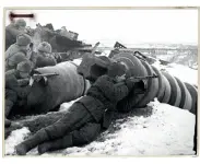  ??  ?? UNDER: Sovjetiske tropper i et modangreb på tyske styrker i naerheden af Røde Oktober-fabrikken, 26. november 1942.