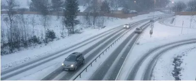  ?? FOTO: KJETIL KARLSEN ?? E18: Det er stedvis glatt, spesielt på sideveiene, men trafikken har stort sett gått greit på E18, som her ved Vik.