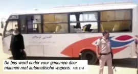  ?? Foto EPA ?? De bus werd onder vuur genomen door mannen met automatisc­he wapens.