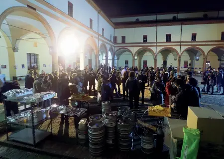  ?? Battesimo ?? La festa di Làbas sotto il quadriport­ico di Vicolo Bolognetti organizzat­a prima ancora della chiusura del bando