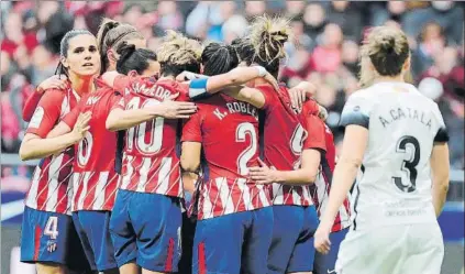  ?? FOTO: SIRVENT ?? El equipo rojiblanco, celebrando uno de los dos goles que anotó ante el Madrid CFF pero que no fueron suficiente­s para ganar