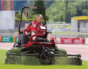  ??  ?? Zuständig für den Rasen im Franz-feketestad­ion: Wolfgang Haas (links) und Harald Ignitsch (oben)
GEPA, KK