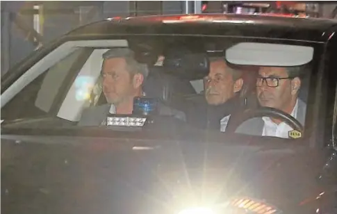  ?? REUTERS ?? Sarkozy abandona la comisaría de Nanterre, ayer, donde fue interrogad­o