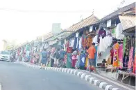  ??  ?? SALAH sebuah gerai yang terdapat di kawasan Tanah Lot.