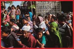  ??  ?? KEADAAN pelarian Rohingya yang beratur menunggu bantuan di kem di Bangladesh.