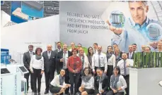  ?? FOTO: JAUCH QUARTZ GMBH ?? Ein Teil der Messemanns­chaft der Jauch Quartz GmbH auf der Electronic­a im November 2016 in München.