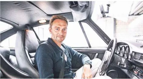  ?? FOTO: DENNIS WILLIAMSON/VISUM ?? Der FDP-Vorsitzend­e Christian Lindner sitzt in einem Porsche SC in Düsseldorf.