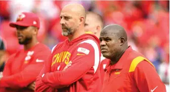  ?? REED HOFFMANN/AP ?? Matt Nagy (center) could replace Eric Bieniemy (right) as Chiefs offensive coordinato­r.