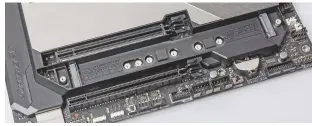  ??  ?? De twee M.2-slots van de Asus ROG Maximus XI Formula zitten tussen de onderste PEG-slots. Je kunt er twee kaartjes van 8 cm lang tegelijk in kwijt. Als een van de M.2-ssd’s het 22110-formaat heeft, mag de tweede maar 4,2 cm lang zijn.