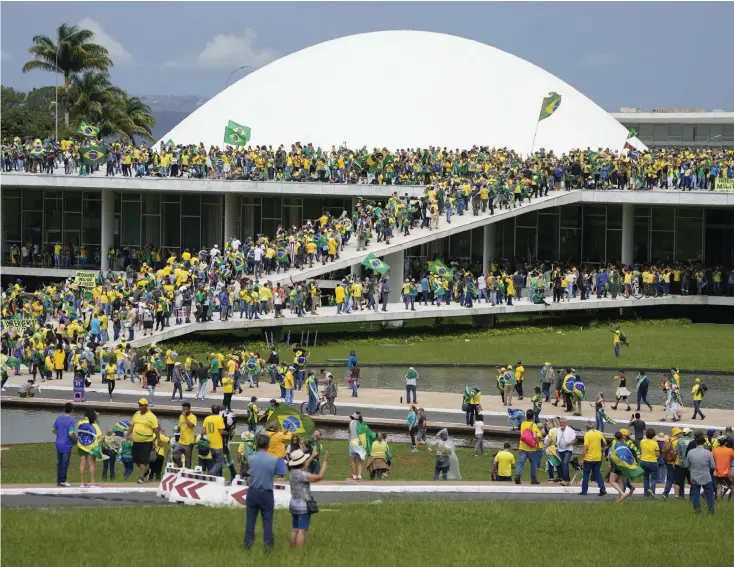  ?? BILDER: ERALDO PERES ?? Supportrar till Brasiliens förre president Jair Bolsonaro stormar kongressby­ggnaden i huvudstade­n Brasilia, 8 januari 2023.