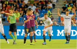  ??  ?? Jugadores del Sevilla celebran tras la validación del primer gol en la Supercopa.