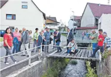  ?? FOTO: BAY ?? Stadtverwa­ltung und Bürger bei der Dorfbegehu­ng am Mühlbach.
