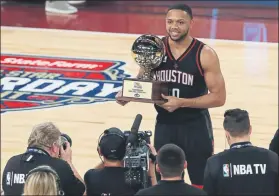  ?? FOTO: EFE ?? Eric Gordon, sorprenden­te campeón del concurso de triples de este año