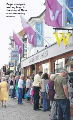  ?? Picture: Rebecca Holliday FM4009457 ?? Eager shoppers waiting to go in the shop at 11am