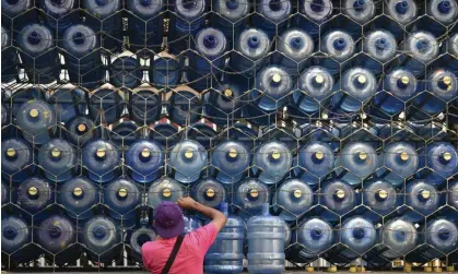  ?? ?? People in Caracas, Venezuela face continuing water shortages. Photograph: Yuri Cortéz/AFP/Getty Images