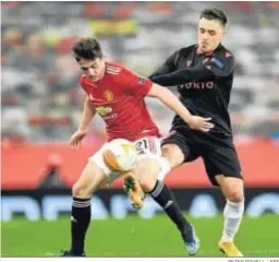  ?? PETER POWELL / EFE ?? Gorosabel, ante Daniel James en el partido en Old Trafford.