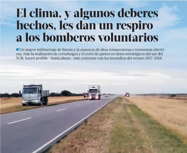  ?? FOTOS: PRENSA VIALIDAD NACIONAL, AGENCIAS PATAGONES, GUAMINÍ Y TRES ARROYOS Y ARCHIVO LA NUEVA. ?? El corte del pasto de las banquinas es clave para evitar el inicio de los incendios. La escena correspond­e a la RN 22, en dirección a Río Colorado, por parte de personal de Vialidad Nacional.