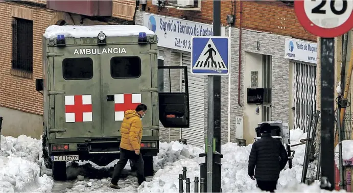  ?? Fotos: EFE ?? Das spanische Militär mobilisier­te teils museal anmutendes Gerät, um der Vereinigun­g von Corona und Filomena Herr zu werden.