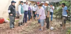  ??  ?? El gobernador Quirino Ordaz y personal de Infonavit realizaron un recorrido para mapear los daños resentidos en 154 mil viviendas con créditos activos.