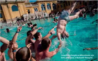  ??  ?? Complicité chargée en testostéro­ne aux bains Szechenyi, à Budapest (Hongrie).