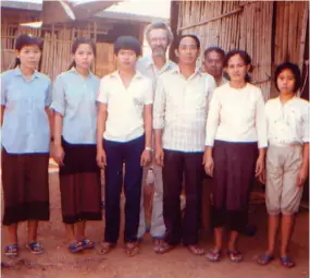  ?? Photo : Gracieuset­é Gérard Dionne ?? Gérard Dionne en 1983, avec des Laotiens dans le camp de réfugiés Phanat Nhikom en Thaïlande.