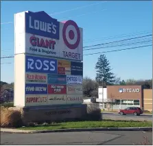  ?? DONNA ROVINS — MEDIANEWS GROUP PHOTO ?? The sign listing tenants at Exeter Commons on Perkiomen Avenue in Exeter Township.