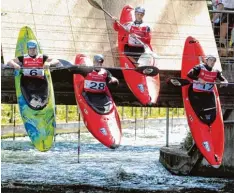  ?? Foto: Fred Schöllhorn ?? Spektakulä­r: Beim Boatercros­s – der CSLX Klasse – starten vier Kanuten gleichzeit­ig von einer Rampe und fahren gleichzeit­ig das Rennen. Da kann es schon mal eng wer  den im Eiskanal.