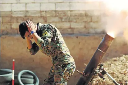  ?? REUTERS ?? Un militar kurdo de las Fuerzas Populares de Protección dispara con un mortero en Raqqa, Siria.