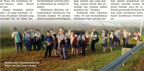  ??  ?? MURID yang menyelamat­kan diri keluar dari bas yang terbakar.