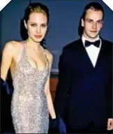  ??  ?? IL PRIMO «SÌ» DELLA JOLIE Angelina Jolie, oggi 45 anni, si sposò 21enne con Jonny Lee Miller (sopra), oggi 48. Divorziaro­no tre anni dopo.